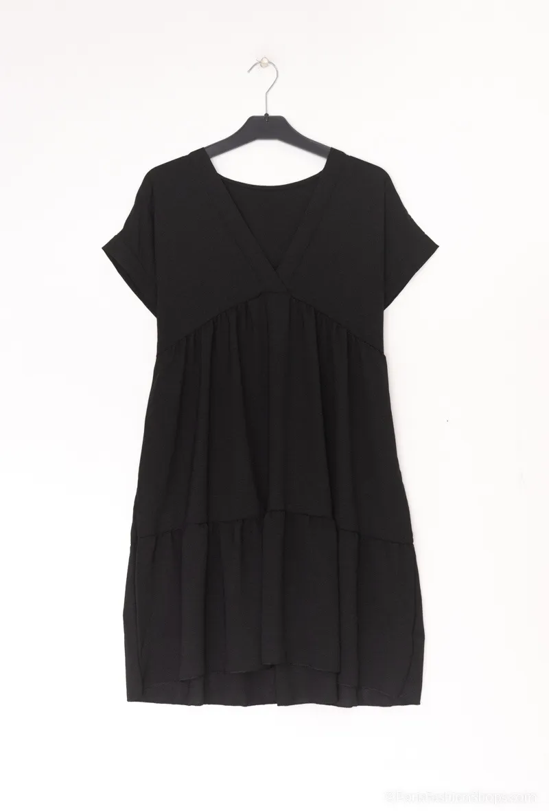 Kurzes, fließendes Kleid mit Rüschen.