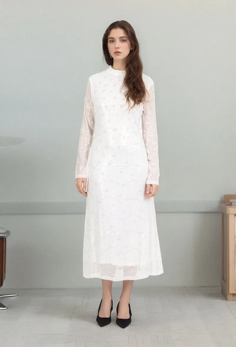 Mittellanges Kleid mit Strasssteinen